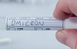 Los expertos de la OMS creen que Omicron podría tener una tasa de transmisibilidad más alta que las variantes anteriores