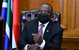 “Lo único que hará la prohibición de viajar es dañar aún más las economías de los países afectados”, dijo Ramaphosa.