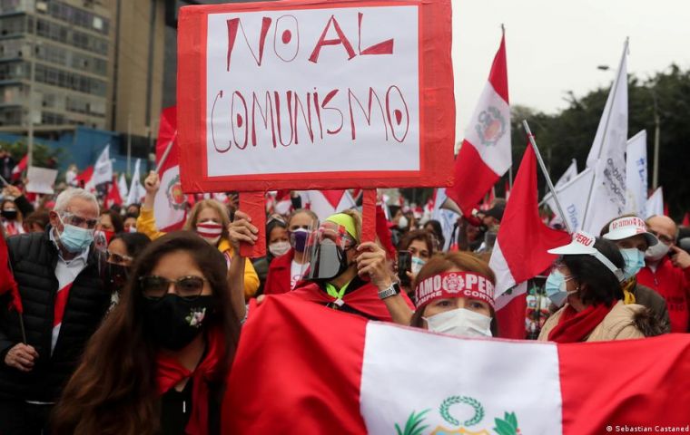 Los manifestantes temen que Castillo se convierta en una versión local de Nicolás Maduro si se le da tiempo para hacer las cosas a su manera
