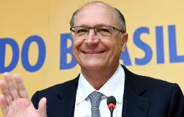 Alckmin dijo que planeaba postularse nuevamente para gobernador de São Paulo, pero solo habló de política nacional con la prensa.