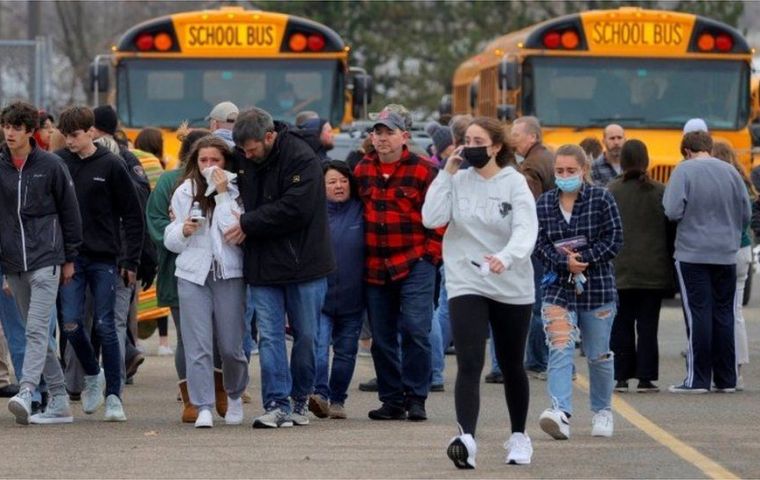 Los tiroteos escolares son un “problema exclusivamente estadounidense que debemos abordar”, dijo Whitmer.