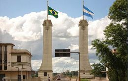 A los brasileños se les permite ingresar a Argentina por vía terrestre, pero no al revés