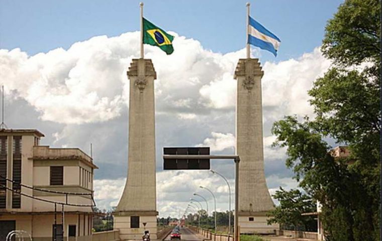 A los brasileños se les permite ingresar a Argentina por vía terrestre, pero no al revés
