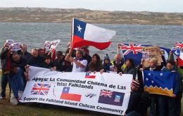 En varias asambleas públicas realizadas en la capital Stanley se abordó el caso de muchos chilenos residentes, todos ansiosos de poder saludar a sus familiares.