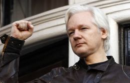 La esposa de Assange dijo que el fallo del viernes fue un “grave error judicial”