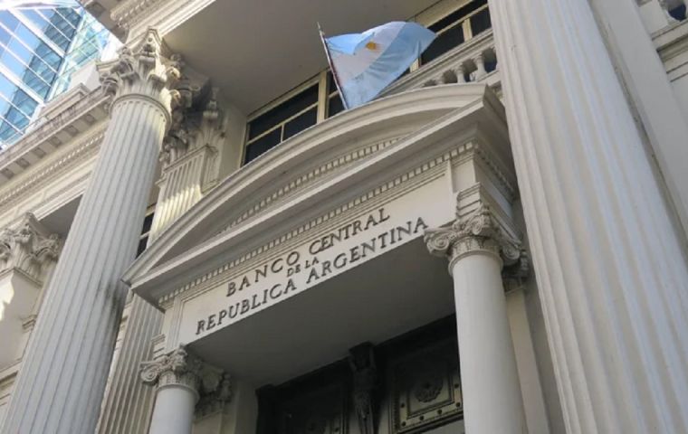 El BCRA busca alternativas para evitar una fuerte devaluación del peso argentino
