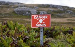 Los cercos con sus carteles de peligro están siendo removidos del perímetro de los campos minados, después de casi cuatro décadas 