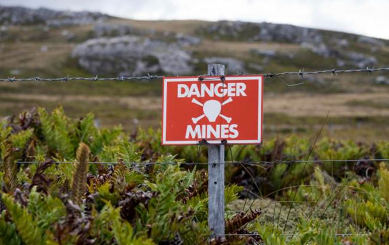 Los cercos con sus carteles de peligro están siendo removidos del perímetro de los campos minados, después de casi cuatro décadas 