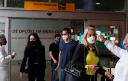 Los residentes brasileños y extranjeros no vacunados deben someterse a una cuarentena de 5 días