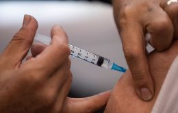 Los chilenos sin una tercera dosis son como no vacunados con respecto al pase de salud a partir del próximo año