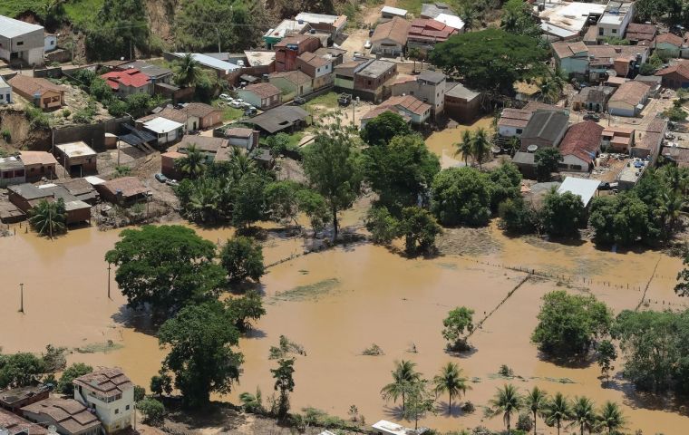 “Tenemos 37 ciudades con varias comunidades bajo el agua”, dijo el gobernador Costa.