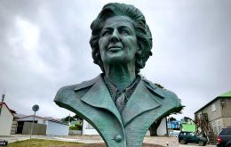 El busto de bronce frente al Secretariado del gobierno de las Falklands