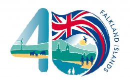 El escudo y lema dedicado a los 40 años de la Liberación de las Falklands 