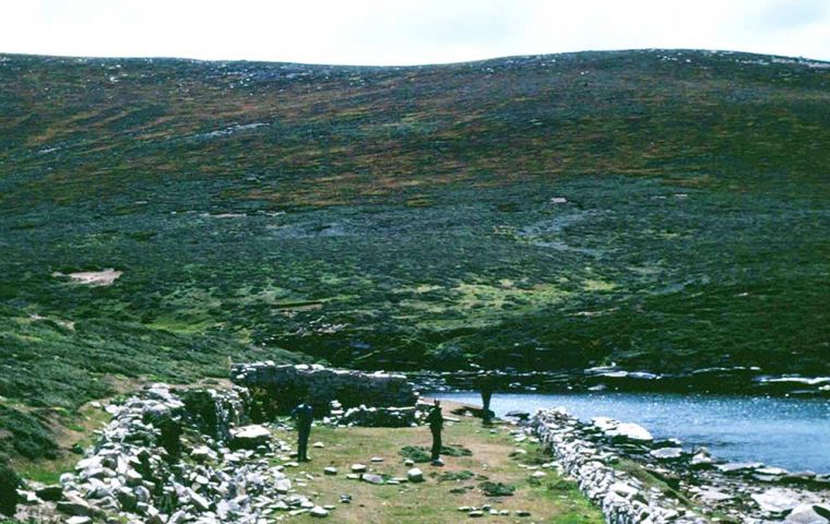Las ruinas de un galpón depósito en Port Egmont, donde el Comodoro Byron reclamó las Falklands para Gran Bretaña en enero 1765 