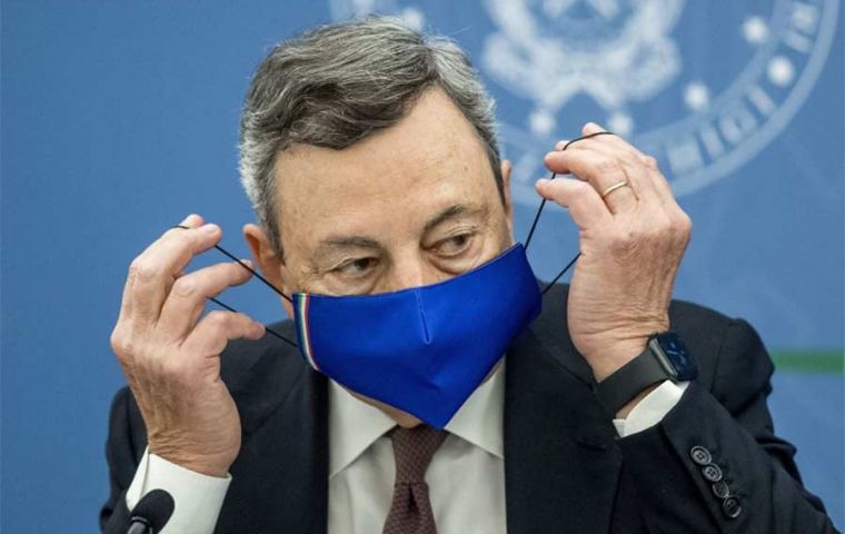 El primer ministro Draghi quiere alentar a los italianos no vacunados a que se inmunicen.