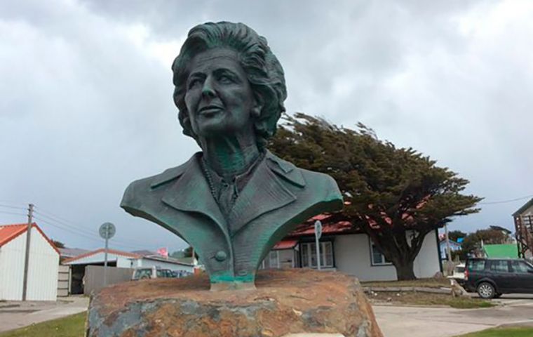 Legisladores electos de las Falklands depositaron una ofrenda floral al pie del busto que recuerda a Baronesa Thatcher