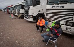 Los camioneros dicen que son maltratados por controles sanitarios chilenos en el cruce de los Andes
