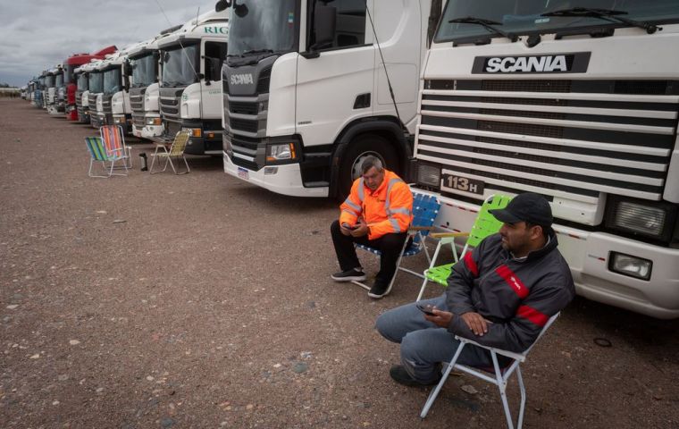Los camioneros dicen que son maltratados por controles sanitarios chilenos en el cruce de los Andes