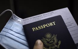 “Estos requisitos de viaje actualizados reflejan el compromiso de la Administración Biden-Harris de proteger la salud pública”, dijo el DHS.