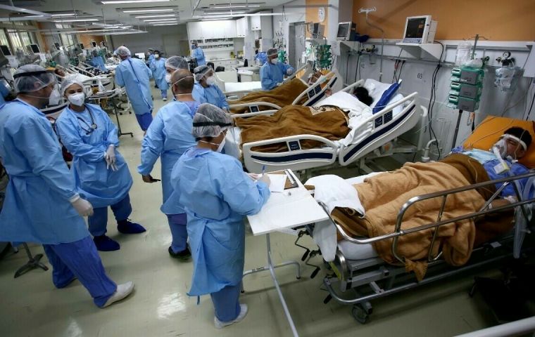 Proyectan que las hospitalizaciones por COVID-19 en Brasil aumentarán el próximo mes