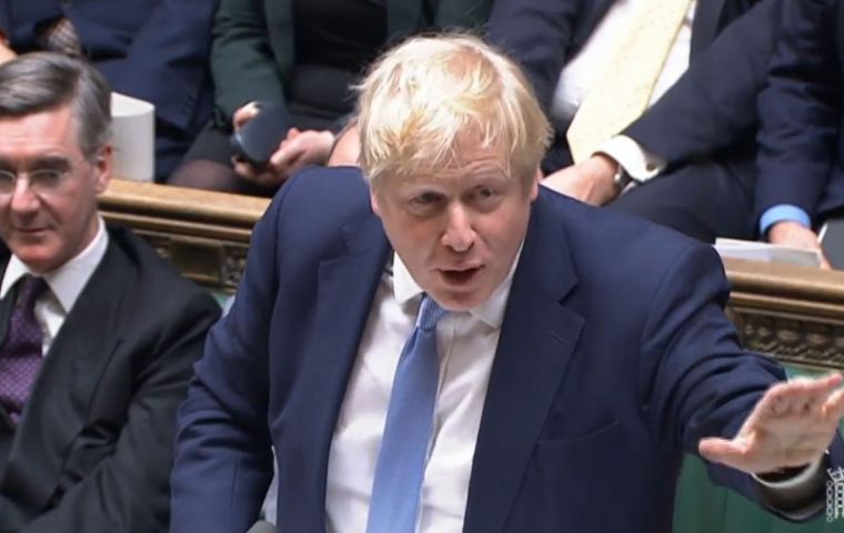 “Lamento las cosas que simplemente no hicimos bien”, dijo Johnson a los parlamentarios.