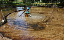 El petróleo ha contaminado las fuentes de agua y alimentos de cientos de comunidades indígenas