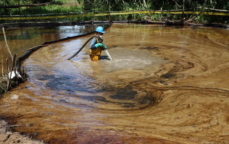 El petróleo ha contaminado las fuentes de agua y alimentos de cientos de comunidades indígenas