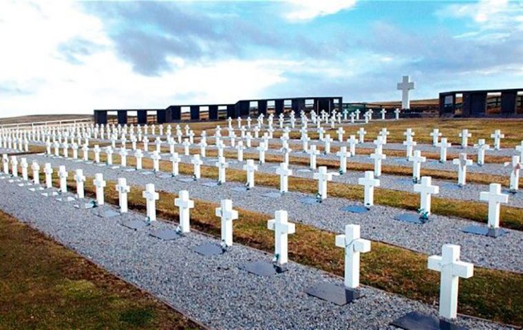 El cementerio militar argentino, próximo al asentamiento de Darwin donde se desarrollaron las actividades 