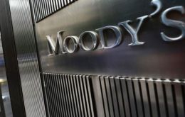 Moody's señaló la necesidad de una devaluación más rápida, tasas de interés positivas y la reestructuración de los subsidios energéticos
