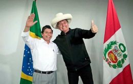Bolsonaro y Castillo parecían viejos amigos y el líder brasileño incluso tomó prestada la gorra de su colega