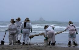 Los trabajadores habían estado limpiando las playas sin el equipo de protección adecuado.