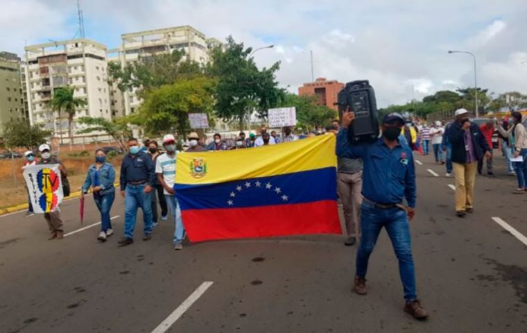 “Si nos vamos a morir de hambre en nuestras casas, nos vamos a morir en las calles luchando por nuestros derechos”, dijo un manifestante