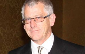 Dick Sawle, profesor de idioma español, empresario, político y hasta creador de un himno para las Falklands
