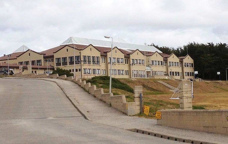 Los modernos institutos de primaria y secundaria en las Falklands