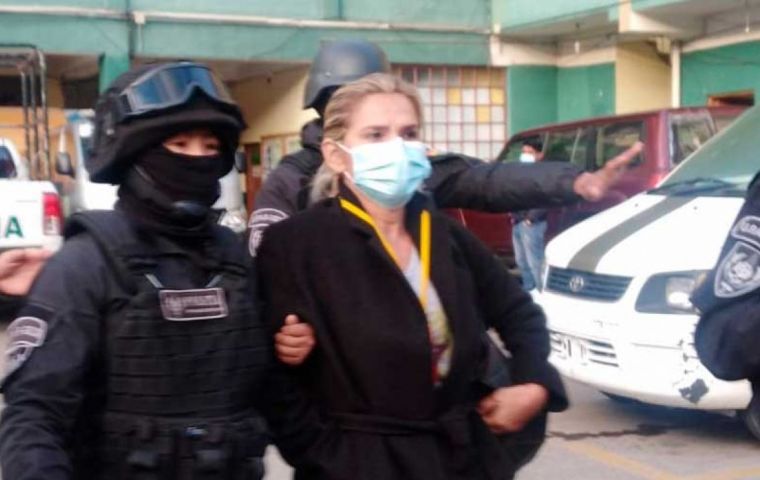 Manifestantes a las puertas del penal retrasaron la hospitalización de Áñez