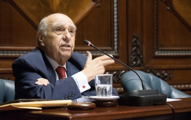 Las consecuencias económicas del conflicto golpearán a Uruguay por el precio del petróleo y el gas, advirtió Sanguinetti