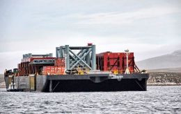 El muelle flotante originalmente montado por Premier Oil en 2014, pero sometido a las alteraciones en el valor del crudo que dilataron operaciones en el yacimiento de Sea Lion