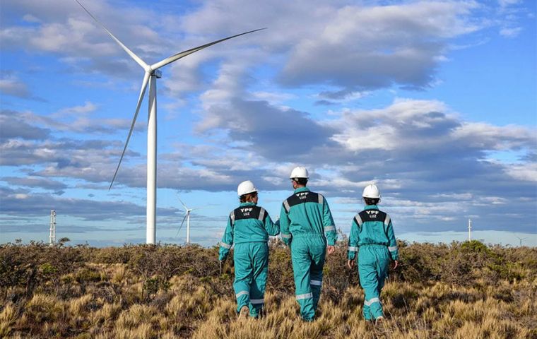 “Un parque eólico es energía limpia para crecer y para desarrollarnos necesitamos energía”, dijo la gobernadora Alicia Kirchner.