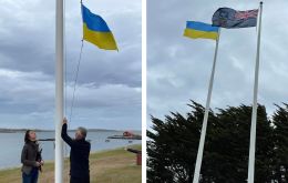 La bandera de Ucrania flamea junto a la de las Falklands en el principal espacio de las Islas, Victory Green