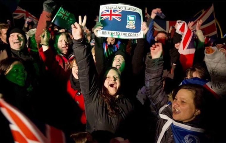 Las celebraciones en las Falklands, al mejor estilo continental,  al anunciarse los resultados del referendo 