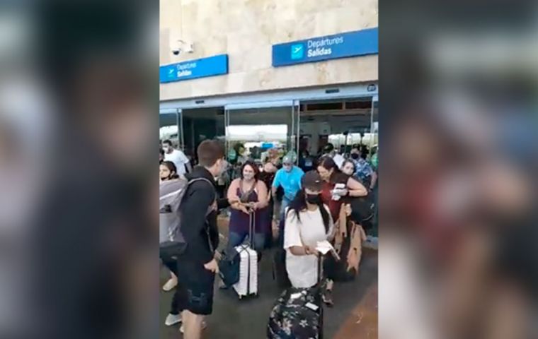 Las operaciones en la Terminal 3 del Aeropuerto de Cancún se detuvieron temporalmente, pero se reanudaron después de que las autoridades inspeccionaran el área.