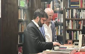 Boric se detuvo en una librería de Buenos Aires el domingo por la tarde