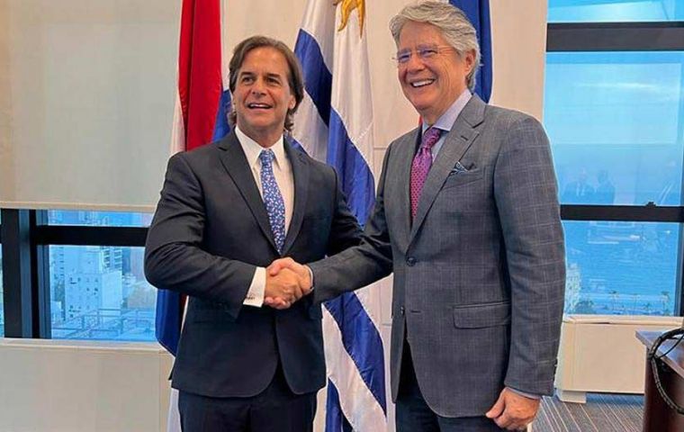 “Tuve una reunión de trabajo muy provechosa con un amigo y aliado de Ecuador, el presidente de Uruguay, Luis Lacalle Pou”, dijo Lasso.