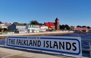 The Guardian publicó un artículo por Simon Jenkins bajo el título, “Soberanía británica sobre las Falklands es una absurda resaca  imperial que debe terminar”