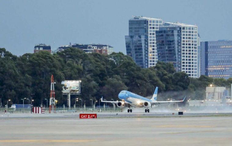 Hasta 2010, sólo existía un puente aéreo a Montevideo desde la terminal aérea metropolitana de la capital argentina.