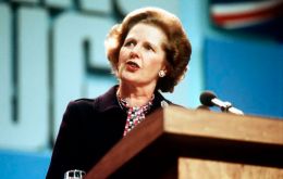 El gabinete de Thatcher aprueba Operación Sutton, el desembarco en las Falklands y comienza bombardeo de los Vulcan