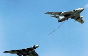 Bombarderos Vulcan de la Guerra Fría y a punto de ir al desguace son preparados para atacar el aeropuerto de Stanley