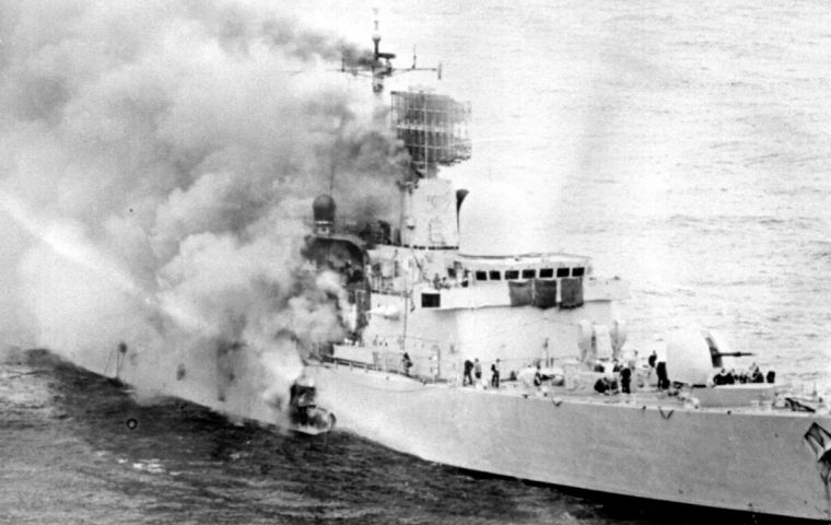 El HMS Sheffield fue alcanzado por uno de dos Exocet el 4 de mayo, y ardió hasta el 10, cuando finalmente se fue a pique
