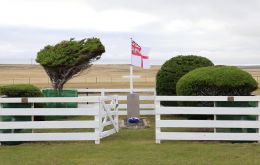 Vista del homenaje frente al memorial a Nick Taylor en Goose Green donde descansan sus restos (PN) 