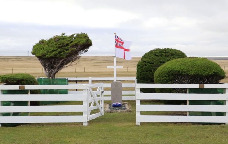 Vista del homenaje frente al memorial a Nick Taylor en Goose Green donde descansan sus restos (PN) 